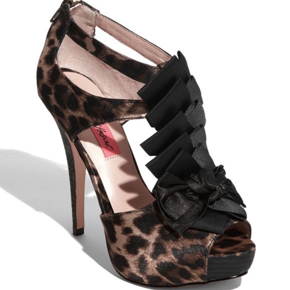 🎉HP🎉 Betsey Johnson Iconnn Leopard High Heels 7